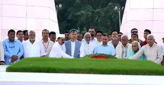 জিয়াউর রহমান ও খালেদা জিয়ার সমাধিতে প্রধানমন্ত্রীর শ্রদ্ধা